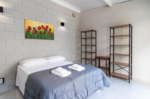 - une chambre avec un lit et 2 serviettes dans l'établissement Casa recém construída no Campeche Central HA6831, à Florianópolis