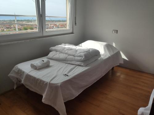 1 cama en una habitación con 2 almohadas en Sunset View Apartment Shkodër Rooftop, en Shkodër