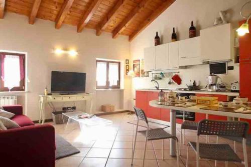 una cucina e un soggiorno con tavolo e sedie di Maison Minú a Verona