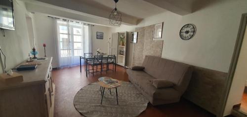 un salon avec un canapé et une table dans l'établissement Charmant appartement centre-ville 70m2, à Digne-Les-Bains