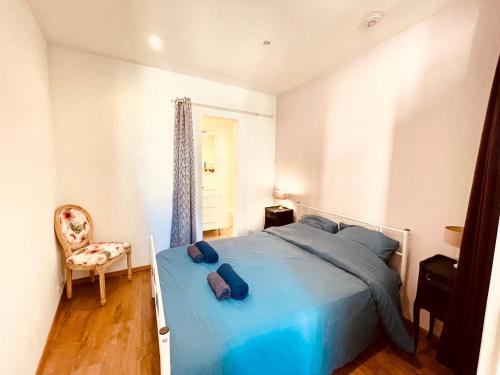 - une chambre avec un lit bleu et une chaise dans l'établissement AZUL Aparté, à Nîmes