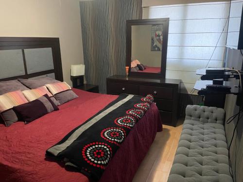 1 dormitorio con cama, tocador y espejo en Habitación con baño propio en Ciudad de México