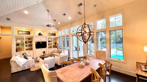 TV a/nebo společenská místnost v ubytování Zen Den Cottage