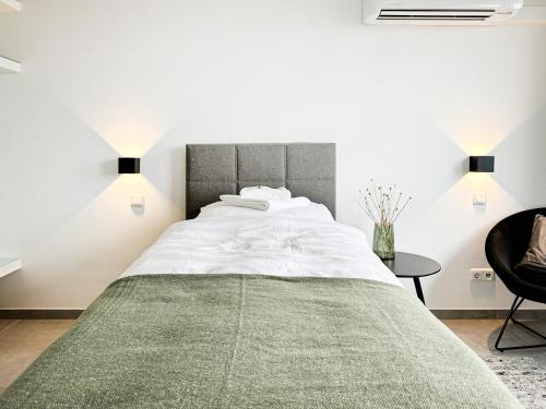 a bedroom with a large bed with a green rug at SI-View Einzelzimmer mit Stadtblick Zimmer 19 - Hotel in Siegen