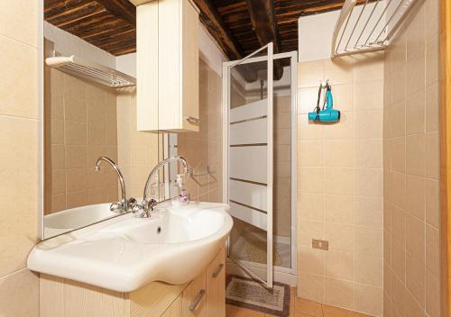 a bathroom with a sink and a shower at Casa in zona strategica in Spoleto