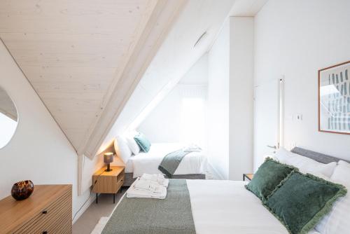 1 dormitorio con 2 camas y ventana en STAYY Flagship Limmattal - contactless check-in, en Schlieren