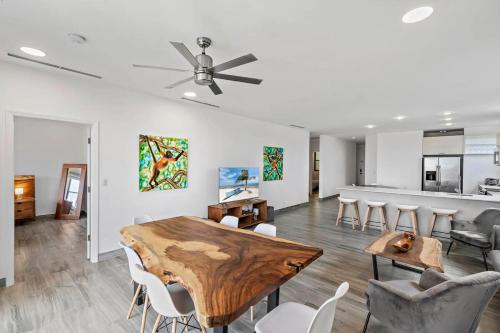 ココにある3-Bedroom 3rd-Floor Ocean-View Condoの木製のテーブルと椅子のあるダイニングルーム