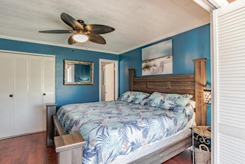 En eller flere senge i et værelse på East End Beach Side Bungalow