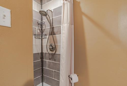 Et badeværelse på East End Beach Side Bungalow