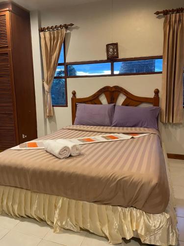 เตียงในห้องที่ MJ Gargen View เรือนหลวงรีสอร์ท