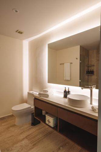 Salle de bains dans l'établissement Luxury Loft with Pools, Gym, Rooftop Terrace and Panoramic Views