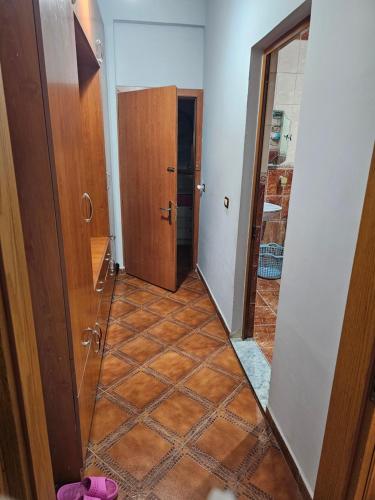 地拉那的住宿－Xhemi APARTAMENT，一条空的走廊,有门和地板