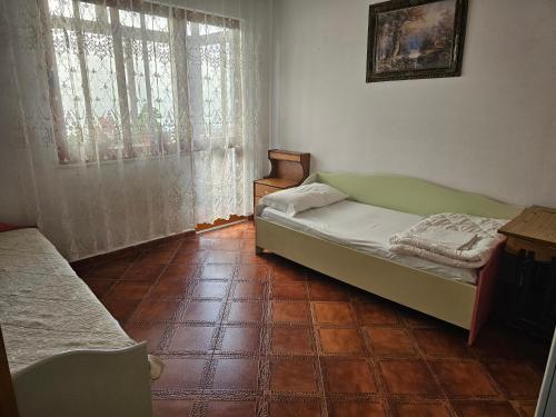 地拉那的住宿－Xhemi APARTAMENT，小房间设有两张床和窗户