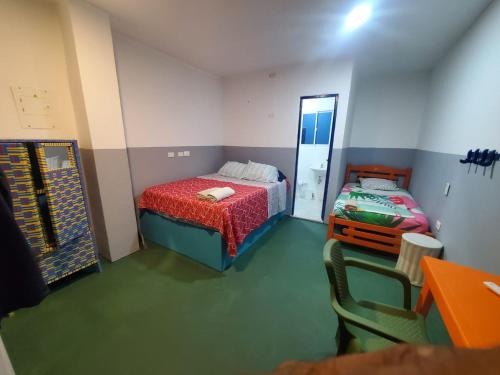 Habitación pequeña con cama y espejo. en Hotelito La Aventura, private rooms with AC en Cartagena de Indias
