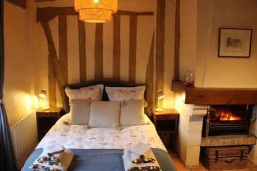 - une chambre avec un lit et une cheminée dans l'établissement Studio Julianne place Sainte Catherine, à Honfleur