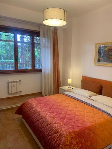 een slaapkamer met een groot bed en een groot raam bij Mostacciano Roma IFO in Rome
