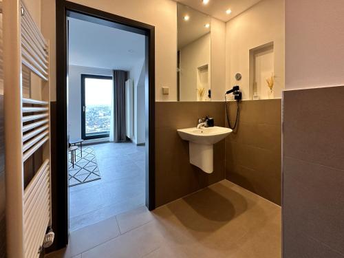 a bathroom with a sink and a mirror at SI-View Doppelzimmer mit Stadtblick Zimmer 16 in Siegen
