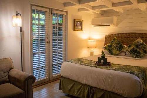 Ένα ή περισσότερα κρεβάτια σε δωμάτιο στο Andrews Inn & Garden Cottages