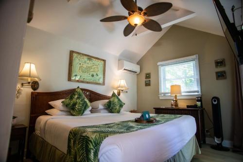 Ένα ή περισσότερα κρεβάτια σε δωμάτιο στο Andrews Inn & Garden Cottages