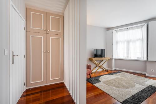 un pasillo vacío con una puerta y una alfombra en Victoria Project - Apartments - Private Parking en Oporto
