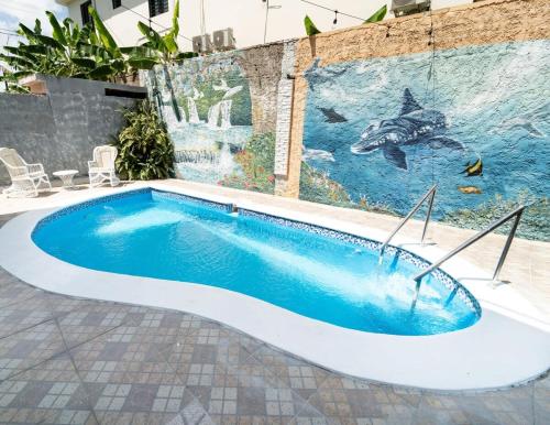 una piscina con un mural de pescado en la pared en Captivating 2-1 with Ocean Views, en Las Flores
