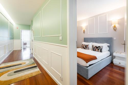 ein kleines Schlafzimmer mit einem Bett in einem Zimmer in der Unterkunft Victoria Project - Apartments - Private Parking in Porto
