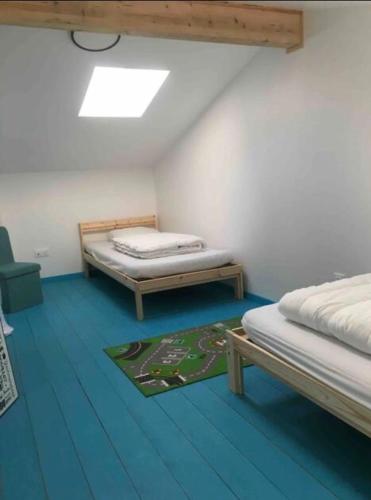 Cette chambre comprend 2 lits et un tapis. dans l'établissement marine, à Foulerot