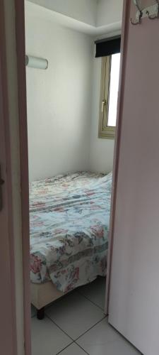 une chambre avec un lit dans une pièce avec une fenêtre dans l'établissement Residence , entre Cannes et Antibes plage a pied, gare, piscine, garage privé, au Golfe-Juan