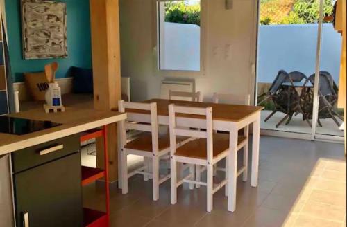 une cuisine avec une table et des chaises dans une pièce dans l'établissement marine, à Foulerot