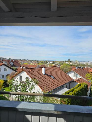 een balkon met uitzicht op huizen en daken bij 2 Zimmer Wohnung in Bad Waldsee in Bad Waldsee