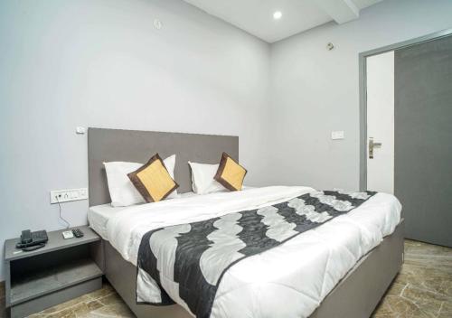 新德里的住宿－Hotel Lembord Inn - BY - New Cashew Hotel，一间卧室配有一张带枕头的大床