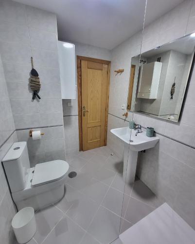 エル・カンページョにあるJardin del Mar Playa Muchavista - El Campello - Alicanteのバスルーム(トイレ、洗面台付)