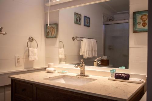 Ένα μπάνιο στο Andrews Inn & Garden Cottages