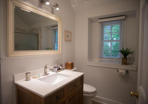 Ένα μπάνιο στο Andrews Inn & Garden Cottages