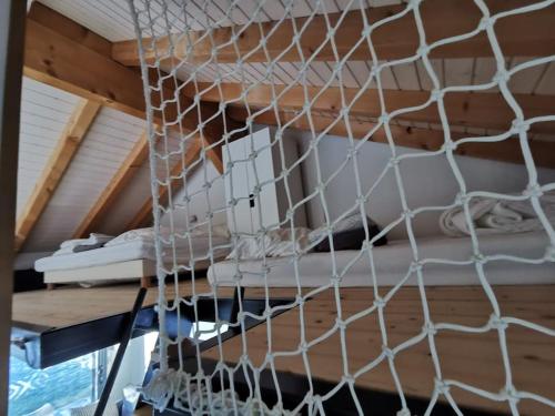 ein Netz in einem Zimmer mit einem Bett in der Unterkunft Chalet indépendant au calme à 10 minutes d'Annecy in Villaz