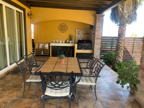 una mesa y sillas en un patio con cocina en Casa en los Viñedos., en Valle de Guadalupe