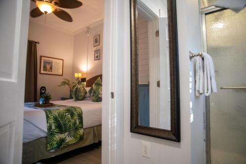 Ένα ή περισσότερα κρεβάτια σε δωμάτιο στο Andrews Inn & Garden Cottages