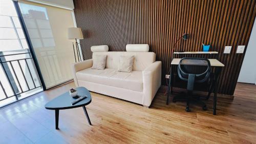 sala de estar con sofá blanco y mesa en Hermoso departamento nuevo cerca a servicios, en Lima