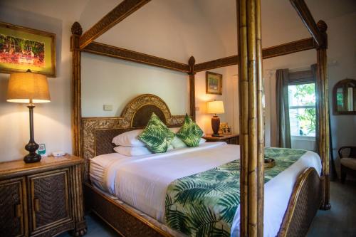 Ένα ή περισσότερα κρεβάτια σε δωμάτιο στο Andrews Inn & Garden Cottages