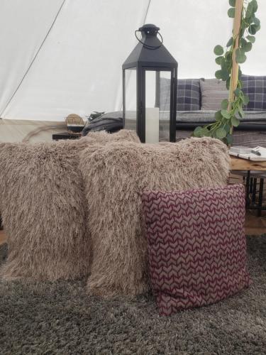 Zona de estar de Lulu's Glamping Tents and Events with Exceptional River View