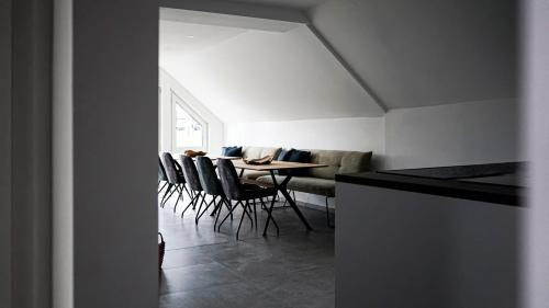 a kitchen and dining room with a table and chairs at SI-View Doppelzimmer mit Stadtblick Zimmer 20 - Hotel in Siegen