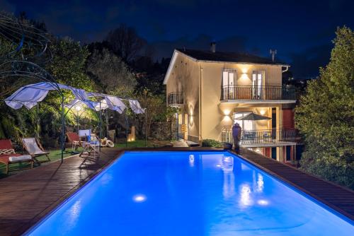 una piscina frente a una casa por la noche en Villa Macera con Palestra e Golf Resté Italy, en Rapallo