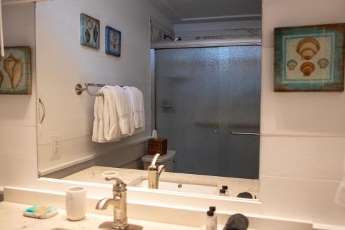 Ένα μπάνιο στο Andrews Inn & Garden Cottages