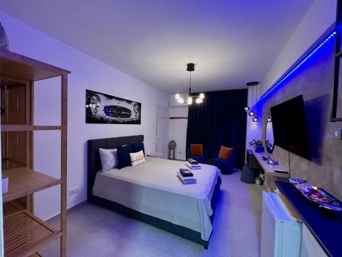 ein Schlafzimmer mit einem Bett und einem Schreibtisch. in der Unterkunft Fat Cow Apartment 01 in Larnaka