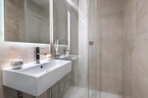 Nadiona Suites Crystal & Gold
