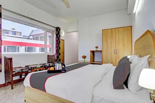 ein Schlafzimmer mit einem großen Bett und einem großen Fenster in der Unterkunft All Season stayz in Haridwar