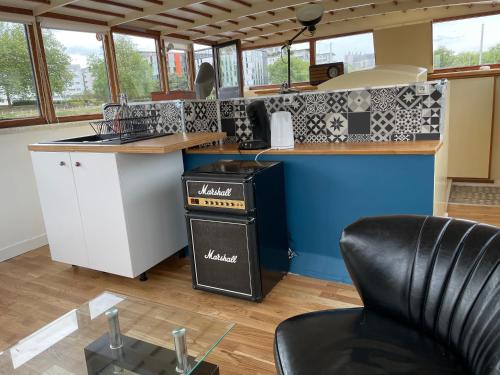 une cuisine avec un évier et un comptoir dans l'établissement Grande suite avec terrasse sur le fleuve, à Nantes