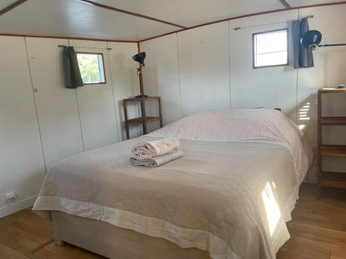 um quarto com uma cama com duas toalhas em Grande suite avec terrasse sur le fleuve em Nantes