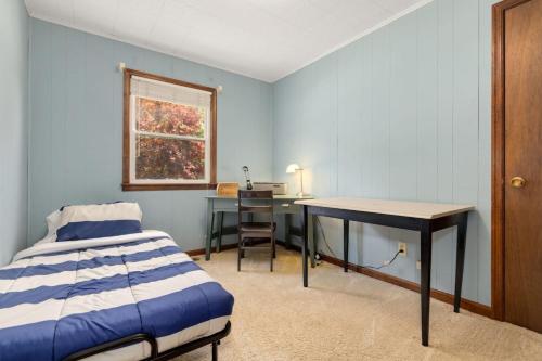 Katil atau katil-katil dalam bilik di Edgewatermayo Getaway!