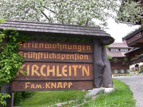 a sign for the entrance to an institution at Pension Kirchleitn in Turnau